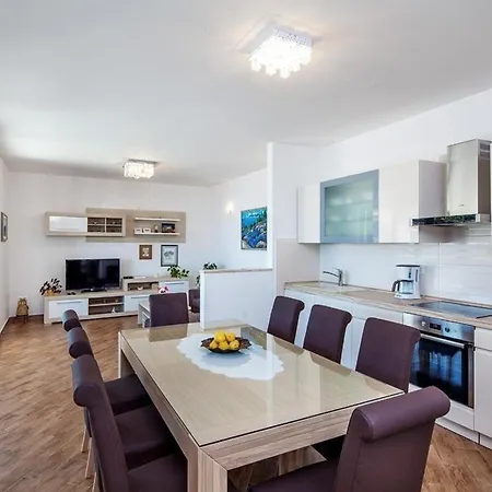Luxurioeses Mit Pool Direkt Am Сasa de vacaciones Rogoznica (Sibenik-Knin)