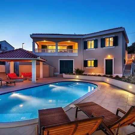 Сasa de vacaciones Luxurioeses Mit Pool Direkt Am