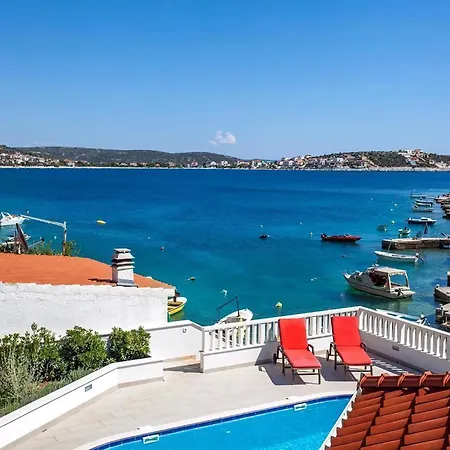 Luxurioeses Mit Pool Direkt Am Сasa de vacaciones Rogoznica (Sibenik-Knin)